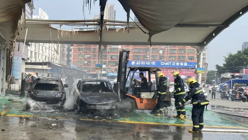又一汽车充电时起火!一季度全国已接报新能源汽车火灾640起.jpg 又一汽车充电时起火!一季度全国已接报新能源汽车火灾640起.jpg