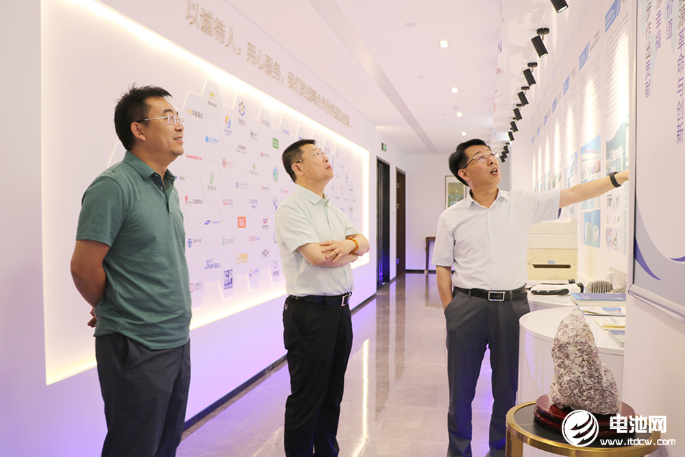 特锐德轮值总裁宋国峰一行到访海融网山东总部 深化新能源领域合作.jpg 特锐德轮值总裁宋国峰一行到访海融网山东总部 深化新能源领域合作.jpg