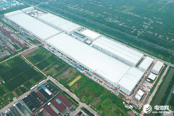 探秘蜂巢能源首个飞叠短刀基地 杨红新:电池行业内卷是必然 探秘蜂巢能源首个飞叠短刀基地 杨红新:电池行业内卷是必然
