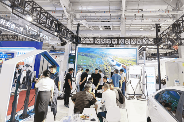 特来电高低压一体化群充电系统亮相北京充换电展 特来电高低压一体化群充电系统亮相北京充换电展