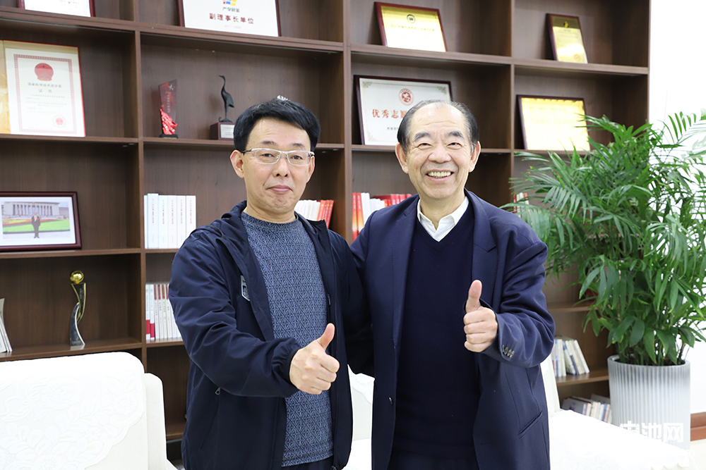 中关村新型电池技术创新联盟理事长/中国电池网、海融网创始人于清教(左)对话多氟多董事长李世江(右) 摄影│常青 中关村新型电池技术创新联盟理事长/中国电池网、海融网创始人于清教(左)对话多氟多董事长李世江(右) 摄影│常青