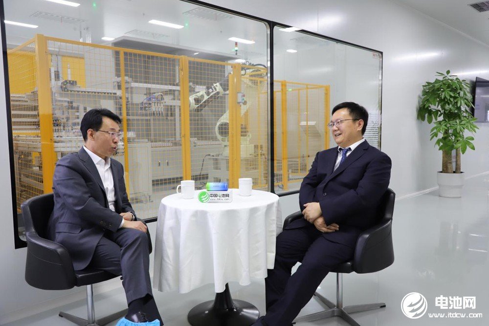 中关村新型电池技术创新联盟理事长/中国电池网、海融网创始人于清教(左)对话云山动力董事长袁定凯(右) 摄影│林音 中关村新型电池技术创新联盟理事长/中国电池网、海融网创始人于清教(左)对话云山动力董事长袁定凯(右) 摄影│林音