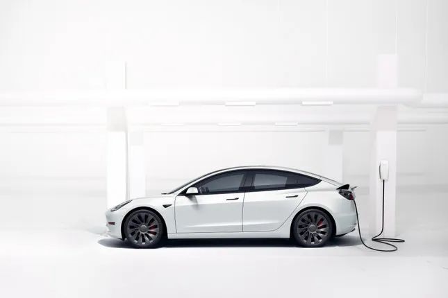 不到一年马斯克身价蒸发8000亿 特斯拉Model Y降价至30万以内