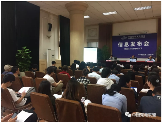 中国充电联盟:2018年4月公共类充电桩达262058个