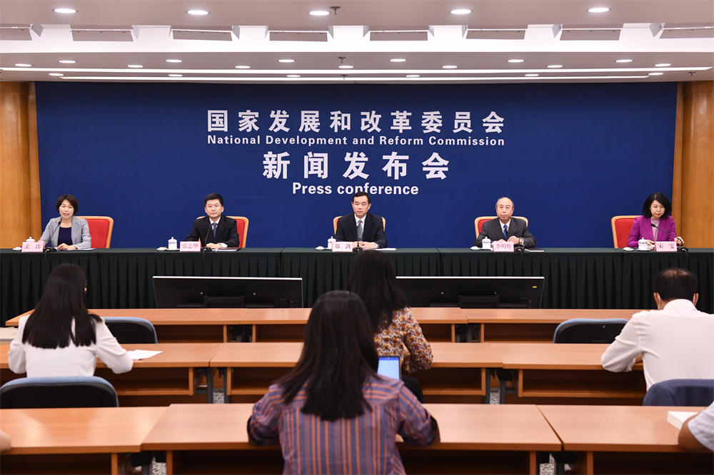 我国已形成全球最大规模充电网络 已建成加氢站数量全球居首