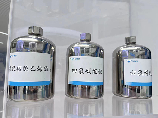 六氟磷酸锂价格下探至8万元/吨 跨界企业业绩已出现亏损