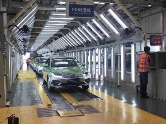 吉利成都工厂第5300台吉利帝豪EV450新能源出租车下线