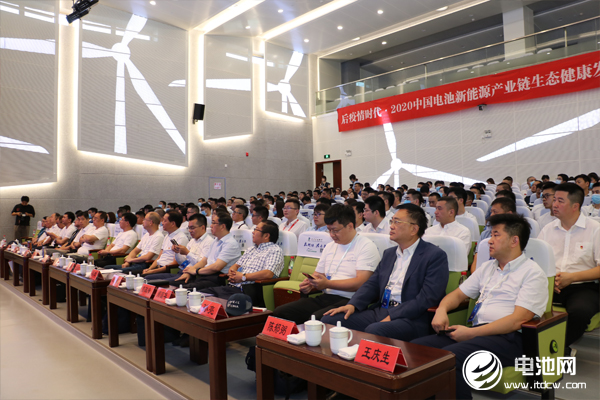 人民日报:抓住新能源汽车发展新机遇 顺势而为