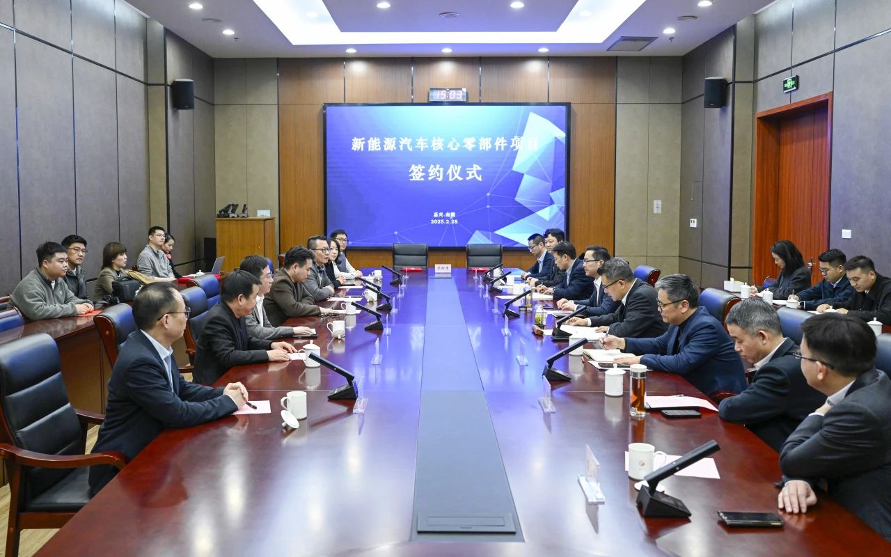 比亚迪56亿美元融资创汽车行业纪录！宁德时代10万吨电解液需求落定！