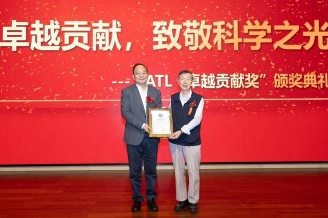 致敬中国锂电池领域奠基人 宁德时代为85岁院士颁发“卓越贡献奖”