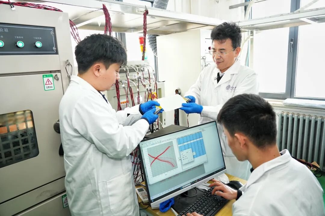 突破700瓦时/公斤！我国科学家设计出锂电池“新配方”