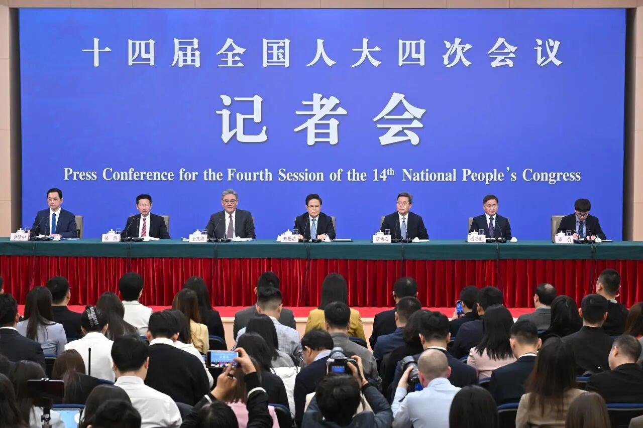 郑栅洁“两会”期间答中外记者问 重点打造六大新兴支柱产业和六大未来产业