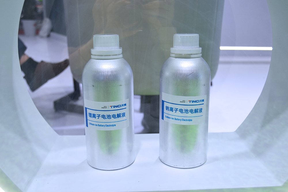 10家锂电概念股同日公布上半年业绩：7家预增 3家扭亏