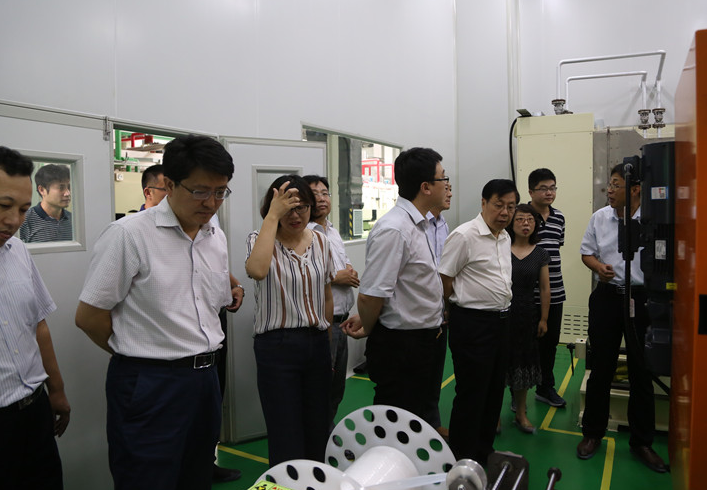 青岛市发改委副主任李希琨一行到青岛蓝科途参观调研